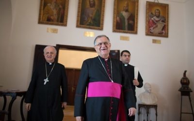 Mgr Fouad Twal, le patriarche latin de Jérusalem, à une conférence de presse avant une grande procession mariale annuelle à Haïfa (Crédit : AFP/Menahem Kahana)