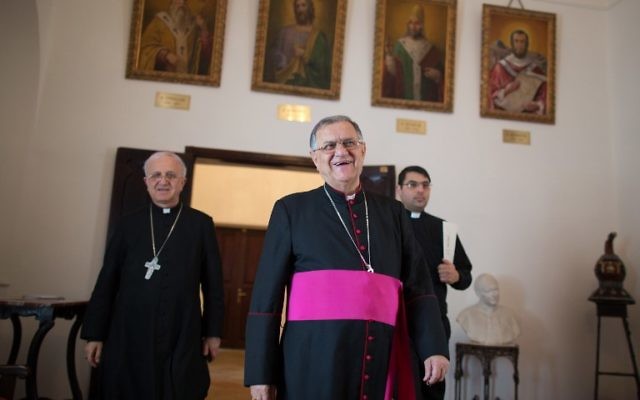 Mgr Fouad Twal, le patriarche latin de Jérusalem, à une conférence de presse avant une grande procession mariale annuelle à Haïfa (Crédit : AFP/Menahem Kahana)