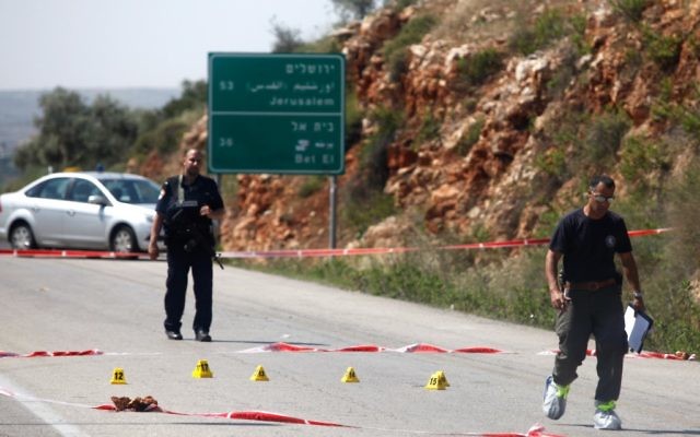 Des officiers de l'armée examinant la scène d'un attentat terroriste au carrefour de Tapuah en Cisjordanie le 30 avril 2013 (Crédit photo : Flash90)