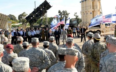 Le secrétaire à la Défense américain Chuck Hagel s'adresse aux soldats israéliens et américains pendant un exercice commun, Juniper Cobra, le 14 mai 2014. (Crédit : Matty Stern/US Embassy/FLASH90)