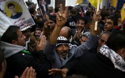 Des Palestiniens accueilllent des prisonniers libérés à la Muqata de Ramallah, mardi 31 décembre 2013 (Crédit : Hadas Parush/Flash90)