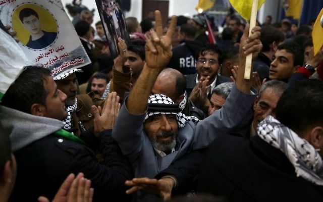 Des Palestiniens accueilllent des prisonniers libérés à la Muqata de Ramallah, mardi 31 décembre 2013 (Crédit : Hadas Parush/Flash90) Des Palestiniens accueilllent des prisonniers libérés à la Muqata de Ramallah, mardi 31 décembre 2013 (Crédit : Hadas Parush/Flash90)