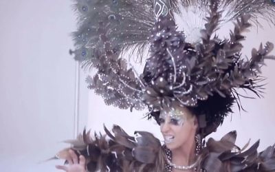 Modèle de coiffure fantaisie présenté à la coupe du monde de Francfort (Crédit : capture d'écran)