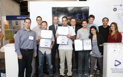 Les trois équipes gagnantes du concours des Entrepreneurs du Futur, avec le scientifique  en chef Avi Hasson (deuxième rang à gauche), en mai 2014. (Crédit : Zvika Goldstein)