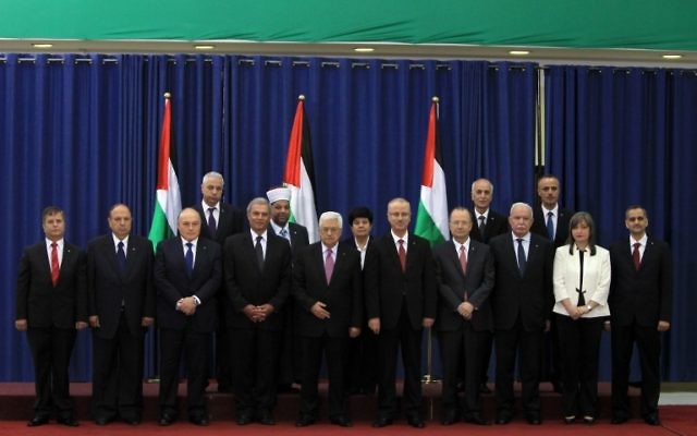 Le nouveau gouvernement de consensus palestinien, le 2 juin 2014. (Crédit : Abbas Momani/AFP) Le nouveau gouvernement de consensus palestinien, le 2 juin 2014. (Crédit : Abbas Momani/AFP)