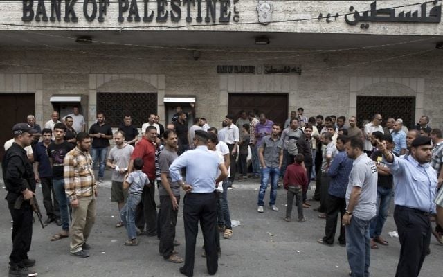 Des employés de l'AP empêchés d'entrer dans les banques par le Hamas (Crédit : AFP/MOHAMMED ABED) Des employés de l'AP empêchés d'entrer dans les banques par le Hamas (Crédit : AFP/MOHAMMED ABED)