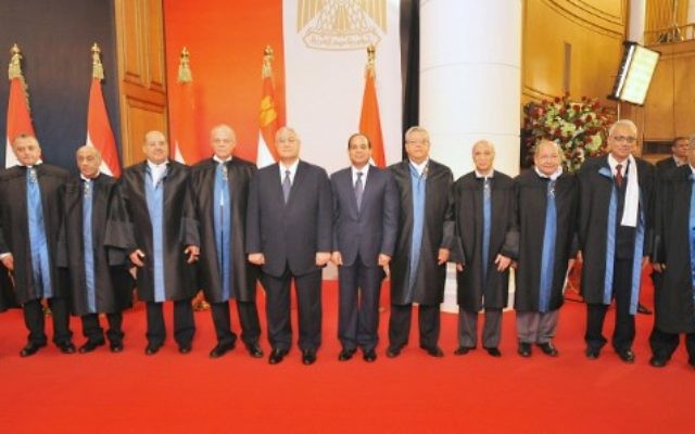 Le nouveau gouvernement égyptien prête serment le 17 juin (Crédit : EGYPTIAN PRESIDENCY / AFP)