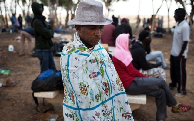Photo d'illustration. Un migrant africain en Israël, qui a décidé d'entamer une grève de la faim. (Crédit : AFP/MENAHEM KAHANA) Photo d'illustration. Un migrant africain en Israël, qui a décidé d'entamer une grève de la faim. (Crédit : AFP/MENAHEM KAHANA)