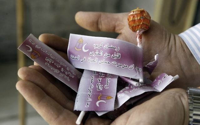 Une sucette et une boîte d'allumettes distribués aux habitants palestiniens en Cisjordanie (Crédit : AFP/JAAFAR ASHTIYEH) Une sucette et une boîte d'allumettes distribués aux habitants palestiniens en Cisjordanie (Crédit : AFP/JAAFAR ASHTIYEH)