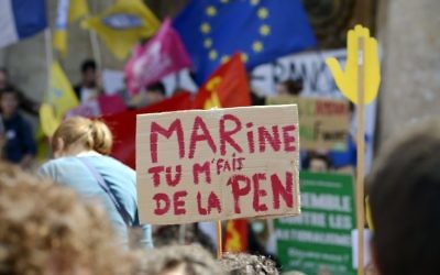 Pancarte contre le Front National dirigé par Marine Le Pen (Crédit : AFP)