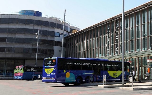 Une navette garée à la gare centrale de Marseille (Crédit : Boris Horvat/AFP)