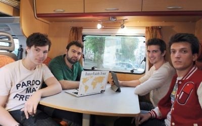 Les membres de l'association "Coexister" (Crédit : JEAN-FRANCOIS MONIER / AFP)