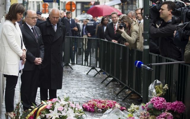Joelle Milquet et Bernard Cazeneuve rendent un hommage aux victimes de la tuerie de Bruxelles (Crédit : KRISTOF VAN ACCOM / BELGA / AFP) Joelle Milquet et Bernard Cazeneuve rendent un hommage aux victimes de la tuerie de Bruxelles (Crédit : KRISTOF VAN ACCOM / BELGA / AFP)
