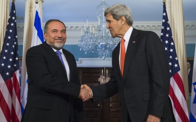Avigdor Liberman (gauche) et John Kerry (droite) à Washington en avril 2014 (Crédit : AFP/Saul Loeb)