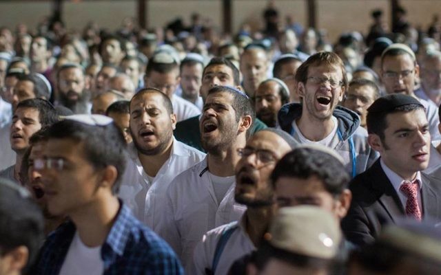 Des milliers d'Israéliens ont prié cette nuit pour le retour des 3 adolescents enlevés en Cisjordanie (Crédit : Yonatan Sindel/Flash90)