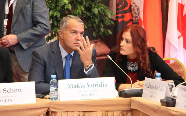 Makis Voridis et Chara Papazoudi (Crédit : OSCE Parliamentary/Flickr/CC BY-SA 2.0) Makis Voridis et Chara Papazoudi (Crédit : OSCE Parliamentary/Flickr/CC BY-SA 2.0)