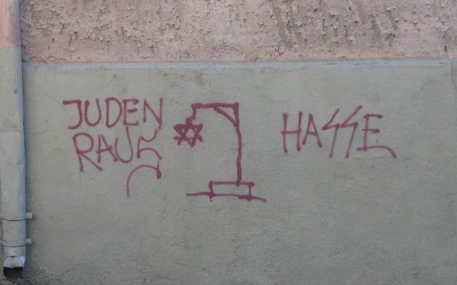 Un graffiti antisémite (Crédit : CC BY-SA Beny Shlevich/Flickr)