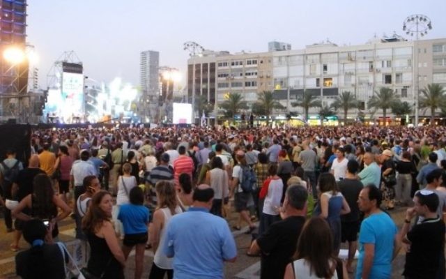 Des habitants de Tel Aviv se rassemblent sur Kikar Rabin en solidarité aux adolescents enlevés Eyal Yifrach, Gil-ad Shaar and Naftali Fraenkel (Crédit : Tomer Neuberg/Flash90)