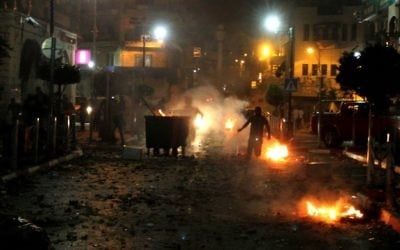 Des Palestiniens durant des affrontements avec les forces de sécurité israéliennes pendant les recherches des trois adolescents disparus le 22 juin 2014 dans ville de Ramallah en Cisjordanie (Crédit : Issam Rimawi/Flash 90)