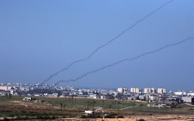 Tir de roquettes depuis la bande de Gaza (Crédit : Yossi Zamir/Flash90)