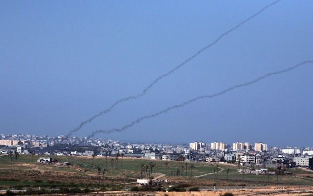Tir de roquettes depuis la bande de Gaza (Crédit : Yossi Zamir/Flash90)