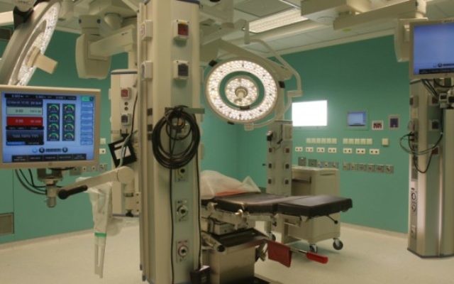 Une chambre d'opération au centre médical Assuta près de Tel Aviv (Crédit : Roni Schutzer/Flash90)