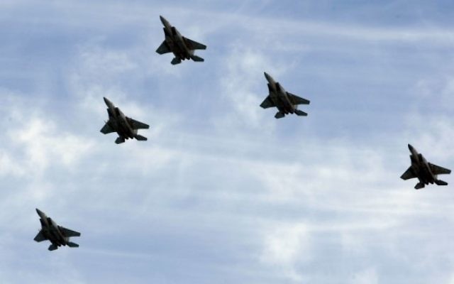 Une formation de F-15 de l'armée de l'air israélienne. Illustration. (Crédit : Moshe Shai/Flash90)