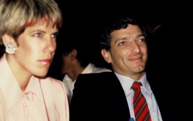 Amiram Nir en 1985 avec sa femme Judy Mozes (Crédit : Moshe Shai/ Flash 90) Amiram Nir en 1985 avec sa femme Judy Mozes (Crédit : Moshe Shai/ Flash 90)