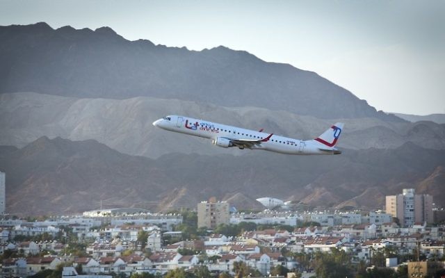 Illustration d'un avion décollant de l'aéroport d'Eilat (Crédit photo : Moshe Shai/Flash90)