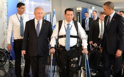 Radi Kaiuf en train d'essayer le Rewalk, entre Benjamin Netanyahu et Barack Obama (Crédit : Kobi Gideon/GPO /FLASH90)