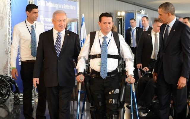 Radi Kaiuf en train d'essayer le Rewalk, entre Benjamin Netanyahu et Barack Obama (Crédit : Kobi Gideon/GPO /FLASH90) Radi Kaiuf en train d'essayer le Rewalk, entre Benjamin Netanyahu et Barack Obama (Crédit : Kobi Gideon/GPO /FLASH90)