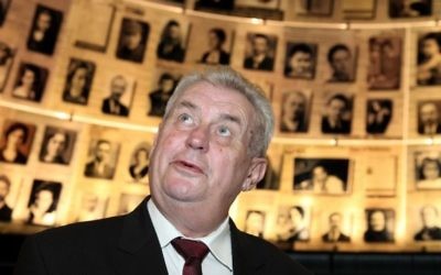 Milos Zeman, président tchèque, aumémorial Yad Vashem de Jérusalem, en 2013. (Crédit : Isaac Harari/Flash90)