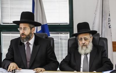 Les grands rabbins ashkénaze David Lau, à gauche, et  séfarade Yitzhak Yossef, en novembre 2013. (Crédit : Flash90)