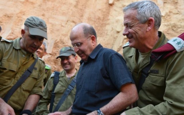 Le ministre de la Défense Moshe Yaalon et le chef d'état major Benny Gantz (Crédit : ministère de la Défense/FLASH90)