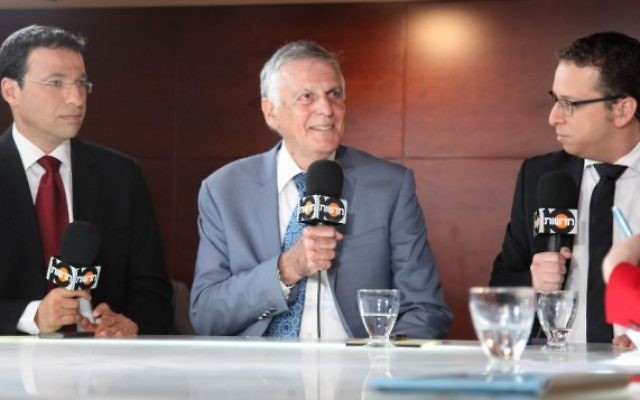 Dan Shechtman interviewé par la presse parlementaire (Crédit : Isaac Harari/FLASH90)