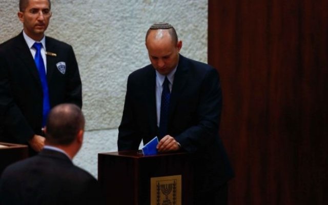 Le ministre de l'Economie Naftali Bennett à la Knesset pour voter à la présidentielle (Crédit : Flash 90)