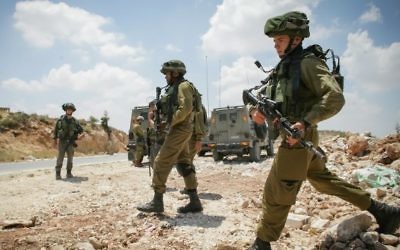 Des soldats israéliens en Cisjordanie, en juin 2014 (Crédit : Flash 90)