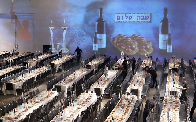 Les tables dressées pour le Shabbat du record du Guiness à Tel Aviv du 12 juin (Crédit : Gideon Markowicz/FLASH90) Les tables dressées pour le Shabbat du record du Guiness à Tel Aviv du 12 juin (Crédit : Gideon Markowicz/FLASH90)