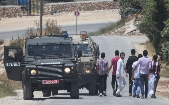 Un véhicule de police à Hébron alors que les recherches des 3 adolescents disparus entament leur deuxième jour (Crédit : Flash 90) Un véhicule de police à Hébron alors que les recherches des 3 adolescents disparus entament leur deuxième jour (Crédit : Flash 90)