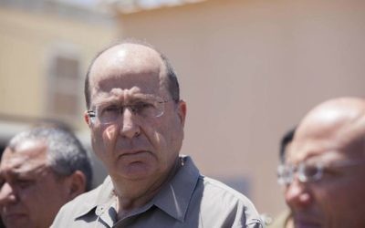 Moshe Yaalon lors d'un discours sur l'enlèvement des trois adolescents à Hébron (Crédit : Yonatan Sindel/Flash90)