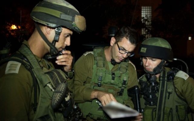 Des soldats de la brigade Kfir pendant les recherches en cours, près de Hebron (Crédit : Porte-parole de l'armée israélienne/FLASH90) Des soldats de la brigade Kfir pendant les recherches en cours, près de Hebron (Crédit : Porte-parole de l'armée israélienne/FLASH90)