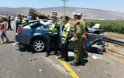 Un accident de voiture fatal près de Kfar Manda - 26 juin 2014 (Crédit : Aharon Baruch Leibowitz/ZAKA/FLASH90)