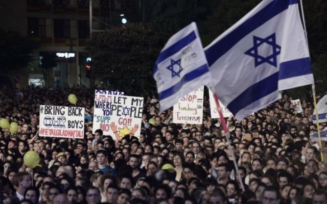 Des milliers d'Israéliens se sont réunis à Tel Aviv en soutien aux familles des trois adolescents enlevés (Crédit : Tomer Neuberg/Flash90)