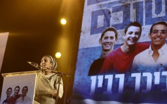 Iris Yifrach s’adresse à une foule d'Israéliens réunie sur la place Rabin à Tel Aviv (Crédit : Tomer Neuberg/Flash90)