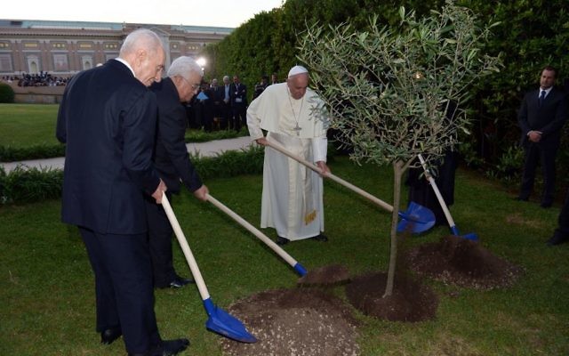 Shimon Peres, Mahmoud Abbas et le pape François dans sa résidence de Marthe (Crédit : Chaim Tzach/ GPO) Shimon Peres, Mahmoud Abbas et le pape François dans sa résidence de Marthe (Crédit : Chaim Tzach/ GPO)