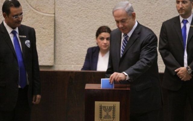 Le Premier ministre Benjamin Netanyahu en train de voter à l'élection présidentielle à la Knesset (Crédit : Flash 90)