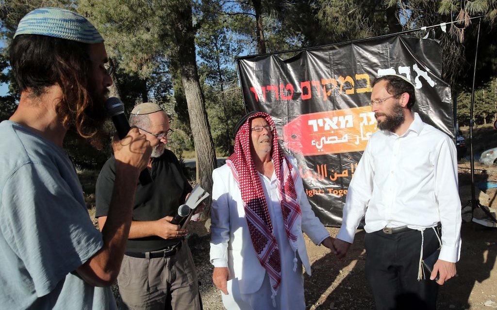 Musulmans et juifs prient ensemble pour le retour des trois adolescents (Crédit : autorisation/Yossi Zamir)