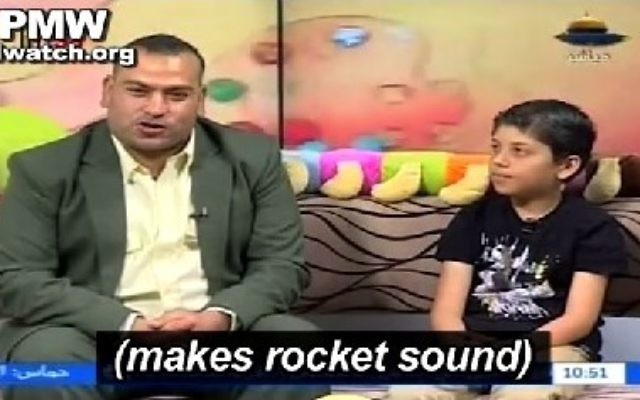 Le présentateur et un invité enfant imitant le bruit d'une roquette qui tombe sur Israël (Crédit : capture d'écran YouTube)