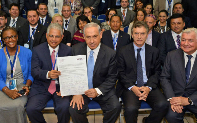Benjamin Netanyahu rencontre des maires de grandes villes à la 29e Conférence Internationale des Maires, le 18 juin 2014 (Crédit : Haim Zach / GPO/Flash90) Benjamin Netanyahu rencontre des maires de grandes villes à la 29e Conférence Internationale des Maires, le 18 juin 2014 (Crédit : Haim Zach / GPO/Flash90)