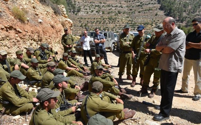 Moshe Yaalon dans la région de Hébron s'adresse au xsoldats de la brigade Kfir (Crédit : Ariel Hermoni/ Ministry of Defense)